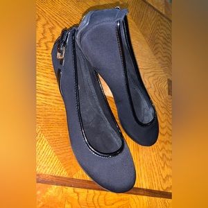 Black 8.5 BANDOLINO Flats